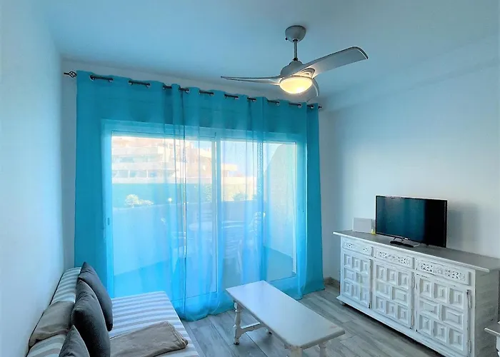 Apartment With Sea Views In Benalbeach *