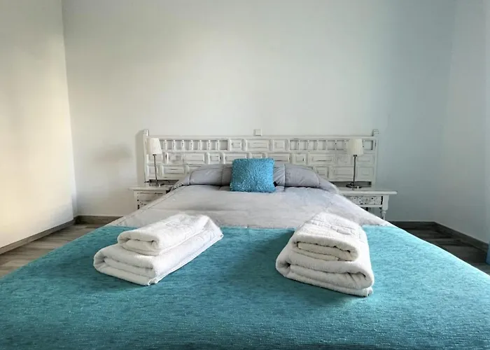 Apartment With Sea Views In Benalbeach *