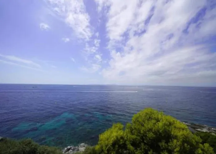 Apartment With Sea Views In Benalbeach